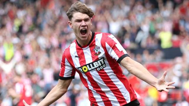 Tyler Dibling là tiền vệ tấn công của học viện Southampton